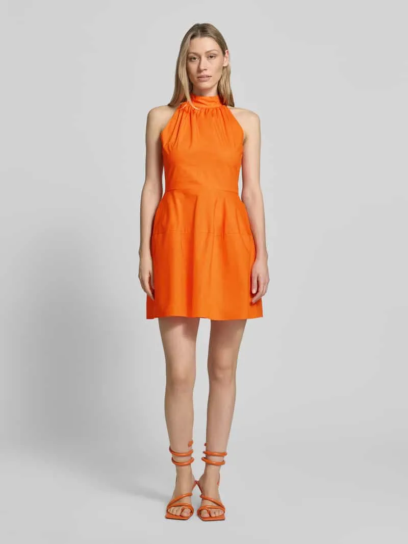 Little Mistress cocktailjurk met opstaande kraag en achterwaartse knoopsluiting oranje, foto 4