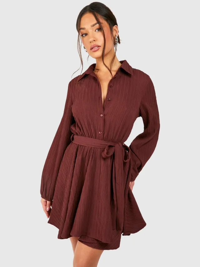 boohoo Dames Petite Crinkle Skater Shirtjurk Chocoladebruin