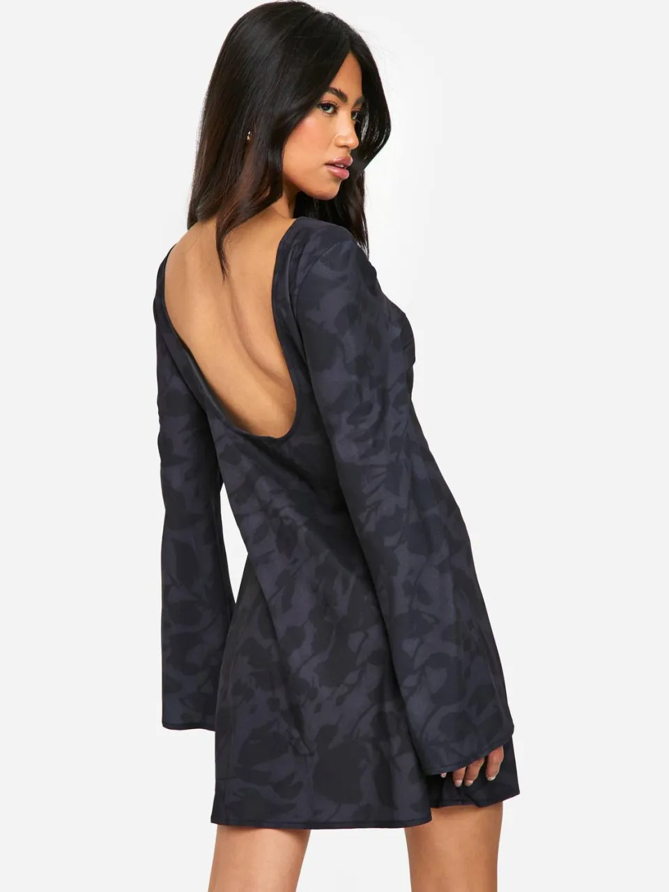 boohoo Dames Floral Low Back Flare Sleeve Dress grijs, foto 3