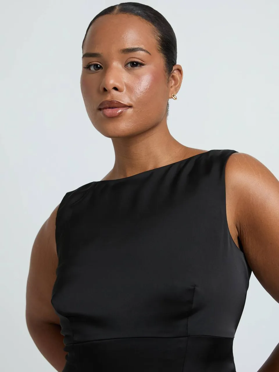 boohoo Dames Plus Satijn En Chiffon Mix Geplooide Maxi Jurk zwart, foto 4