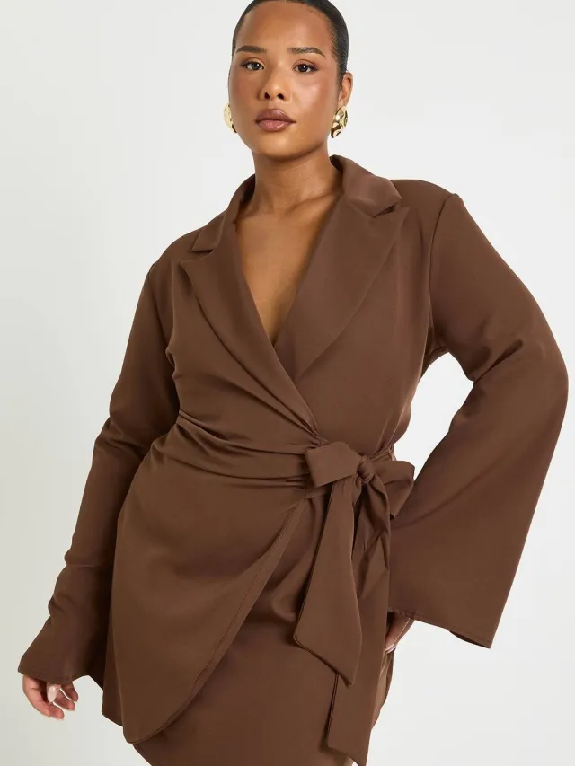 boohoo Dames Plus op maat gemaakte blazerjurk met bandgebonden taille Chocoladebruin