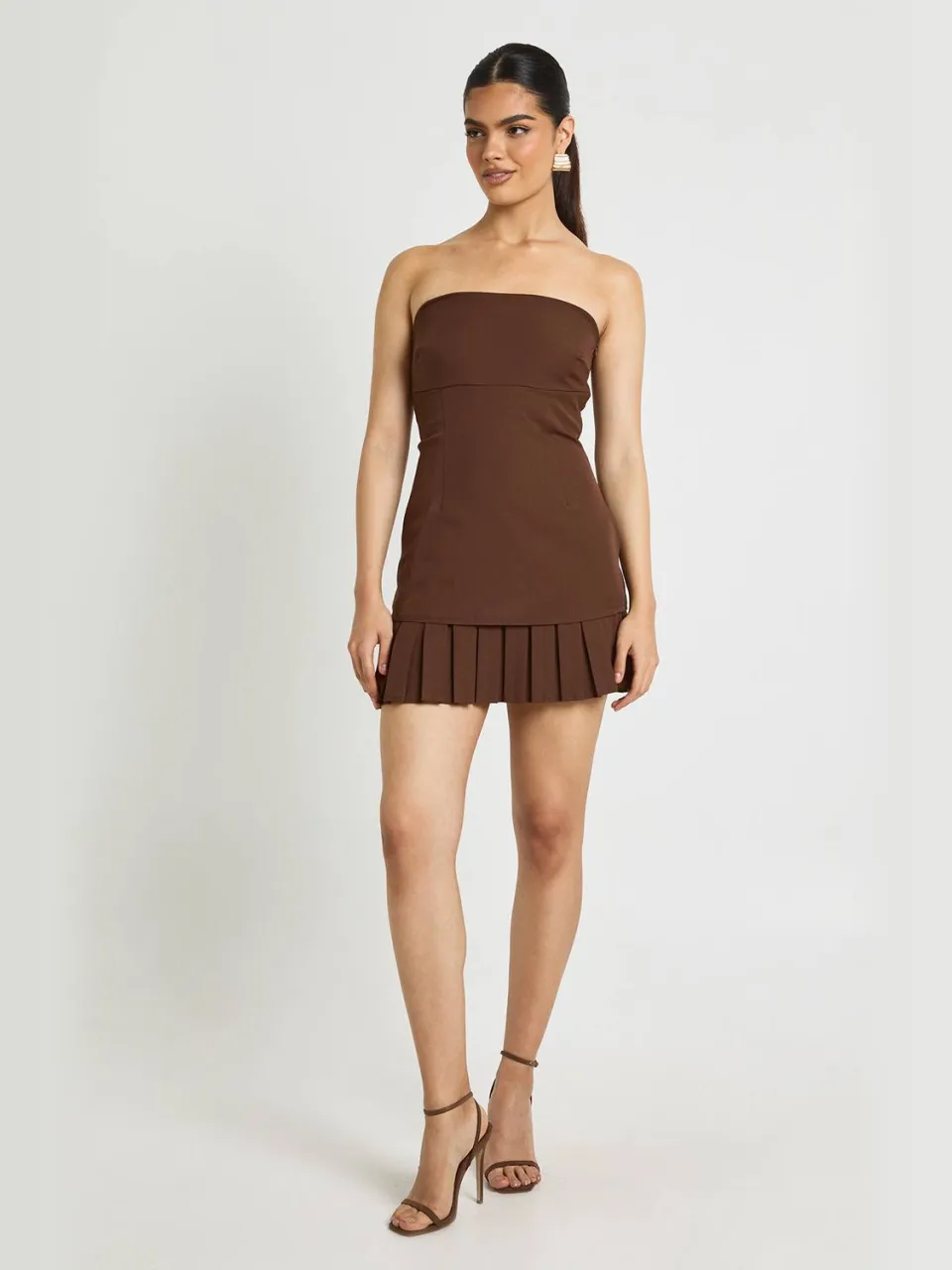 boohoo Dames Getailleerde Bandeau Mini Jurk Met Geplisseerde Rok Chocoladebruin
