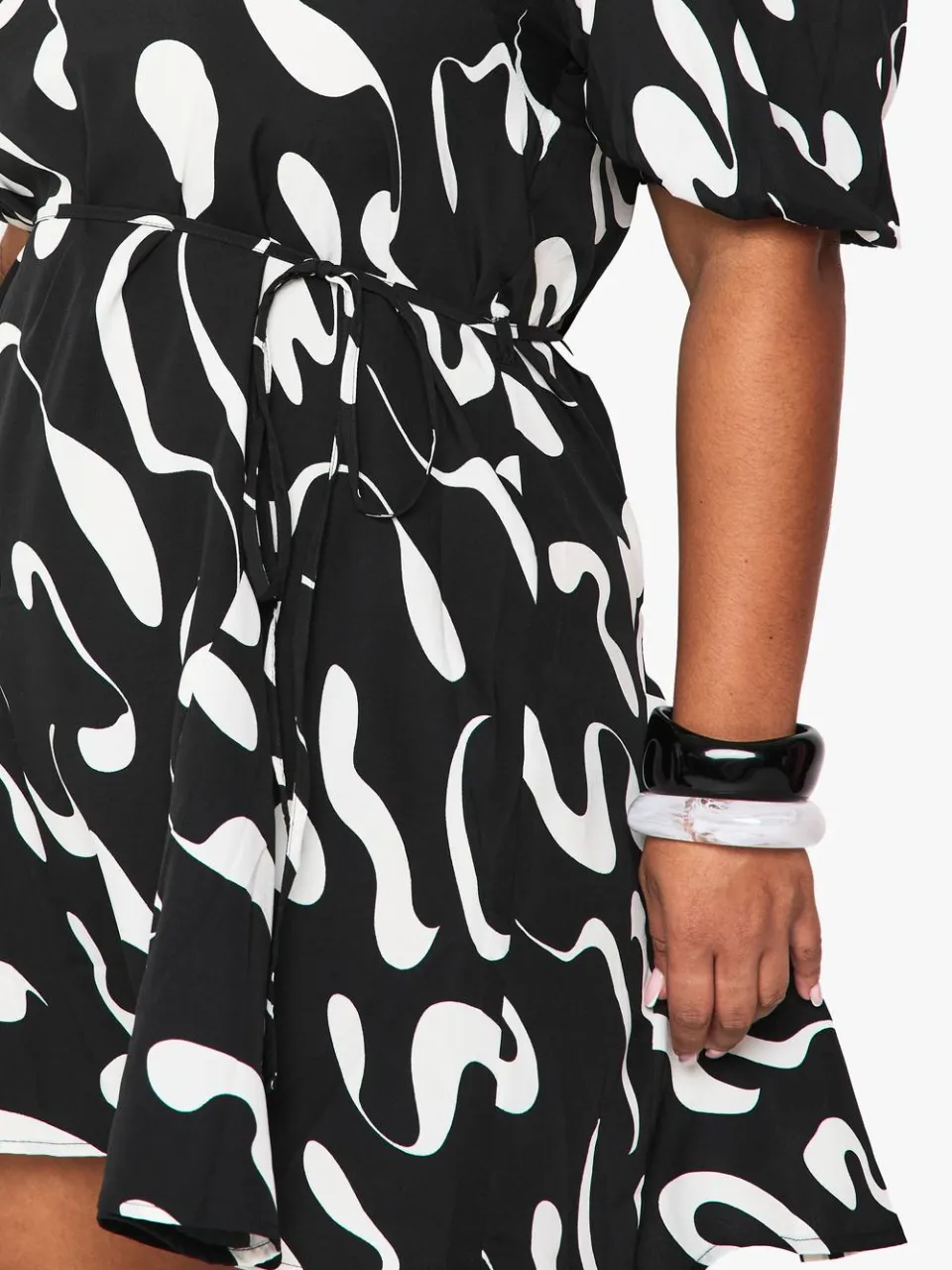 boohoo Dames Plus Abstract Puff Mouw Skaterjurk zwart, foto 3