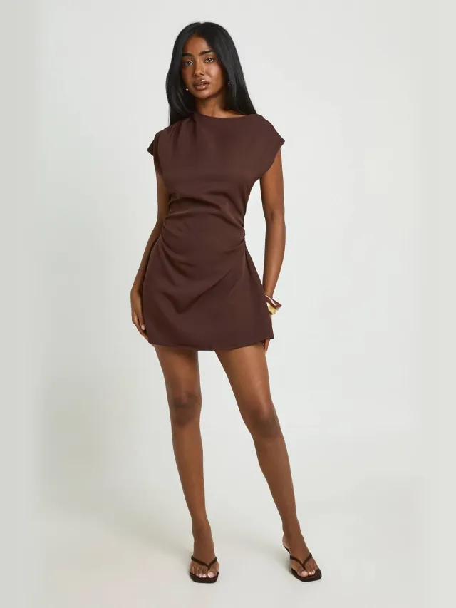 boohoo Dames Mini-jurk Met Hoge Asymmetrische Hals En Geplooide Taille Chocoladebruin