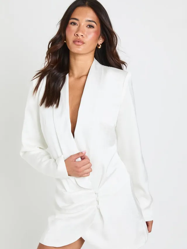boohoo Dames Getailleerde Satijnen Blazerjurk Met Diepe V-hals En Gerimpeld Knoopdetail Aan Zoom Ivoor