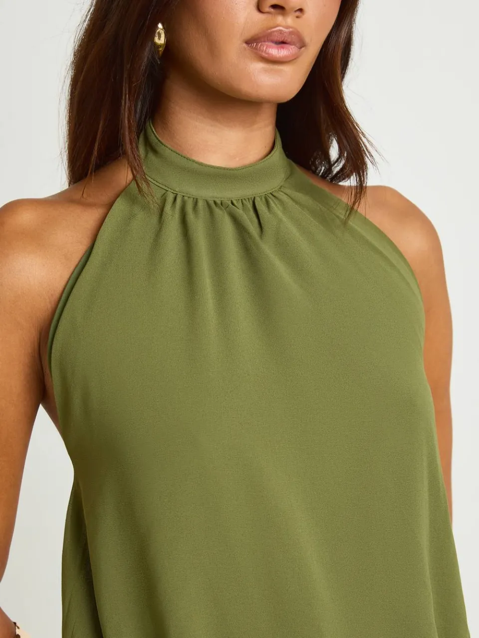 boohoo Dames Chiffon Geplooide Lage Taille Halter Maxi Jurk olijf, foto 4