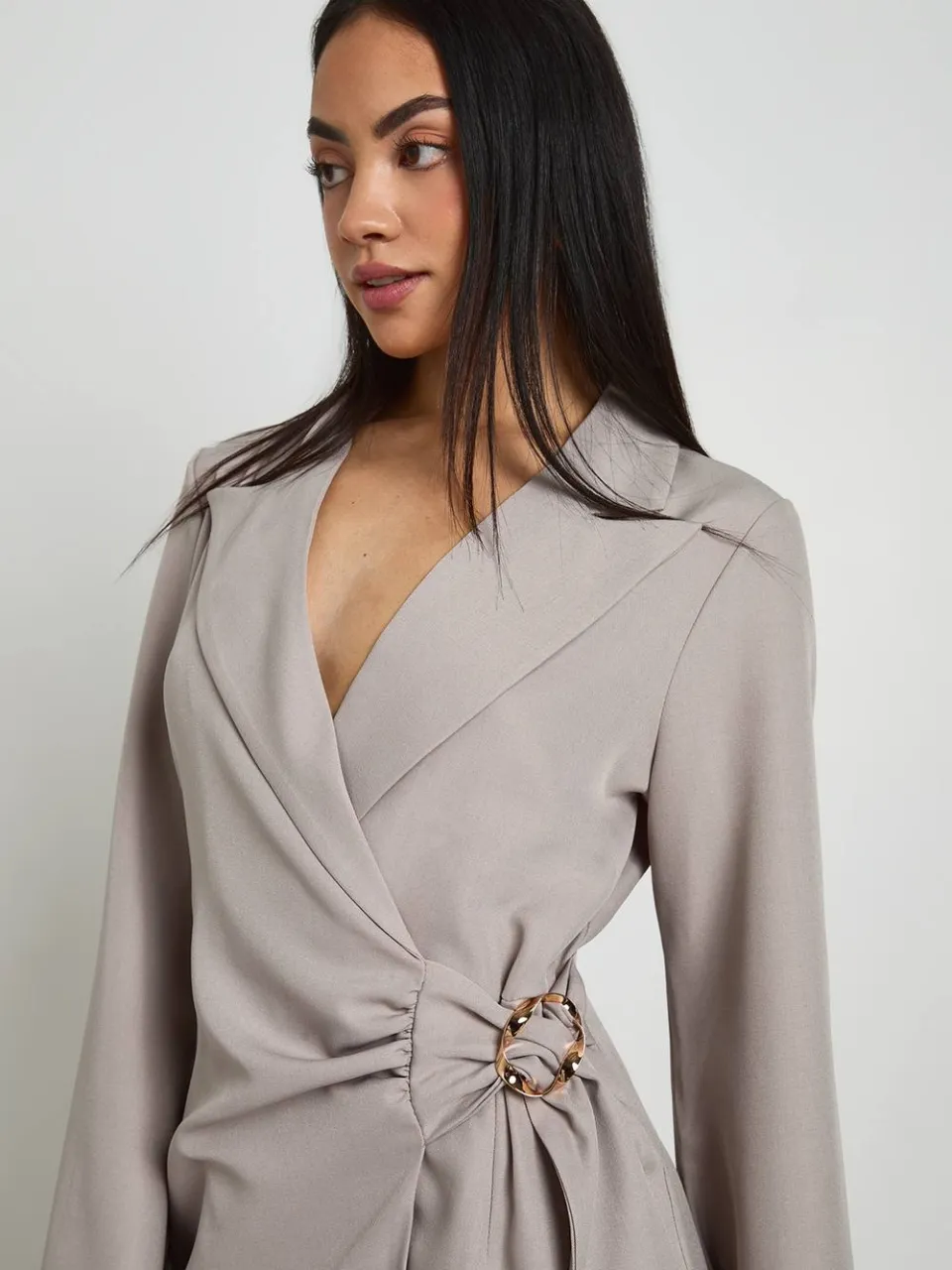 boohoo Dames Linnen-look Blazerjurk Met Gouden Bies En Strikdetail Aan De Zijkant, foto 4