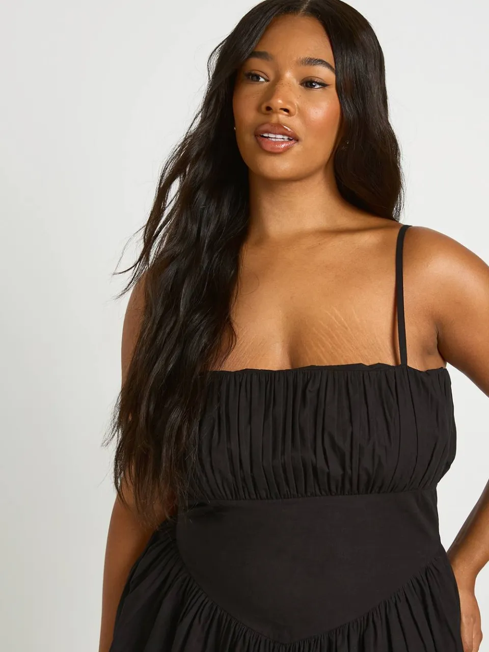 boohoo Dames Plus Maxi Jurk Met Geplooid Lijfje En Ingesnoerde Taille zwart, foto 2