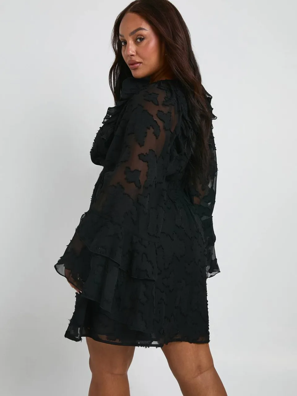 boohoo Dames Plus burnout bloemen ruffle smockjurk zwart, foto 3