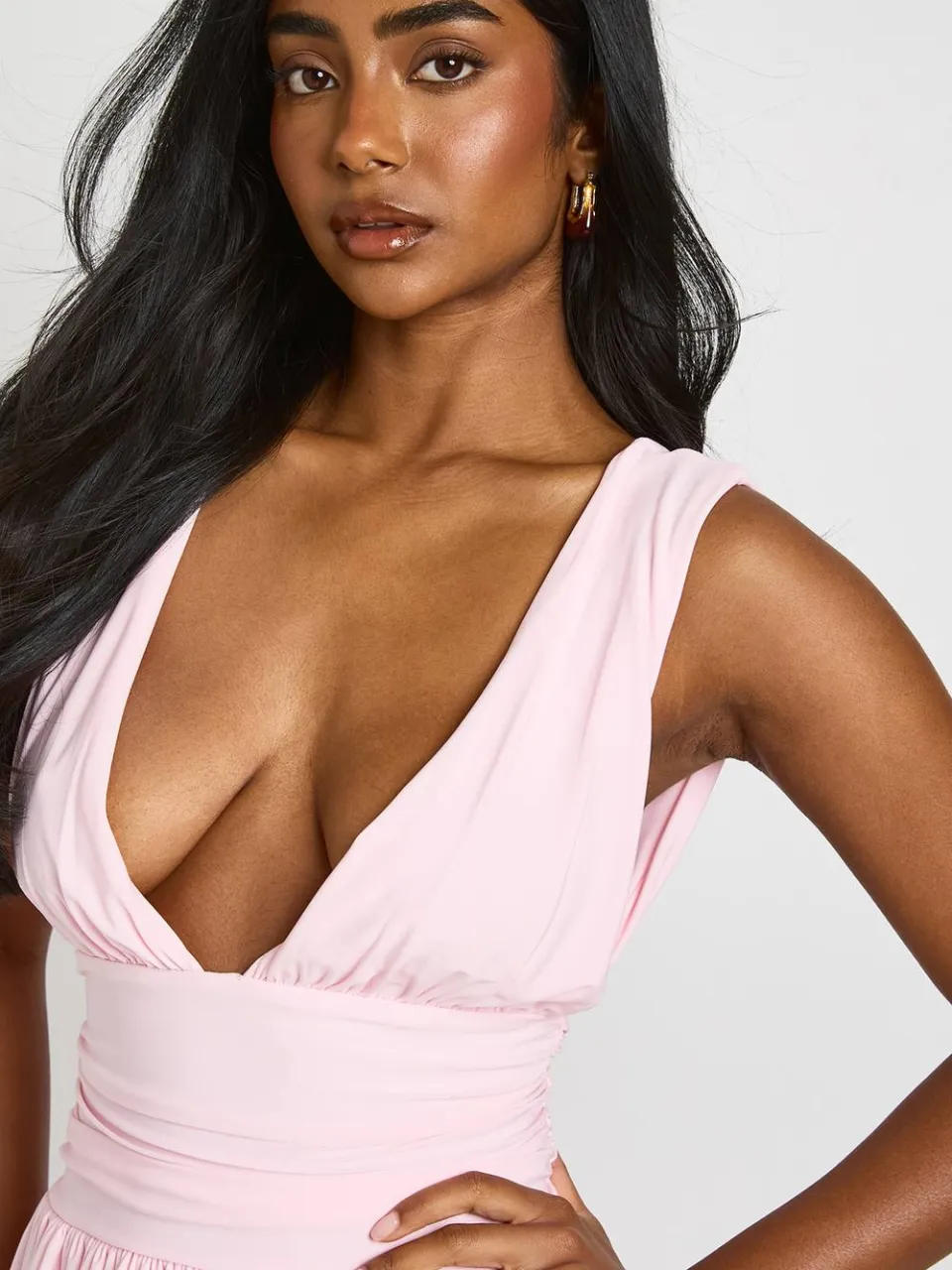 boohoo Dames Dubbele Laag Slinky Jurk Met Diepe V-hals En Gerimpelde Rok baby roze, foto 4