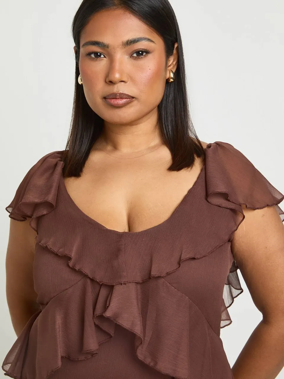 boohoo Dames Plus chiffon midaxi jurk met rucheszoom en engelachtige mouwen chocoladebruin, foto 3