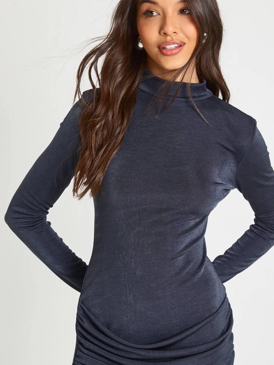 boohoo Dames Mini jurk met hoge hals, gedrapeerde taille en slinky pasvorm houtskool, foto 4
