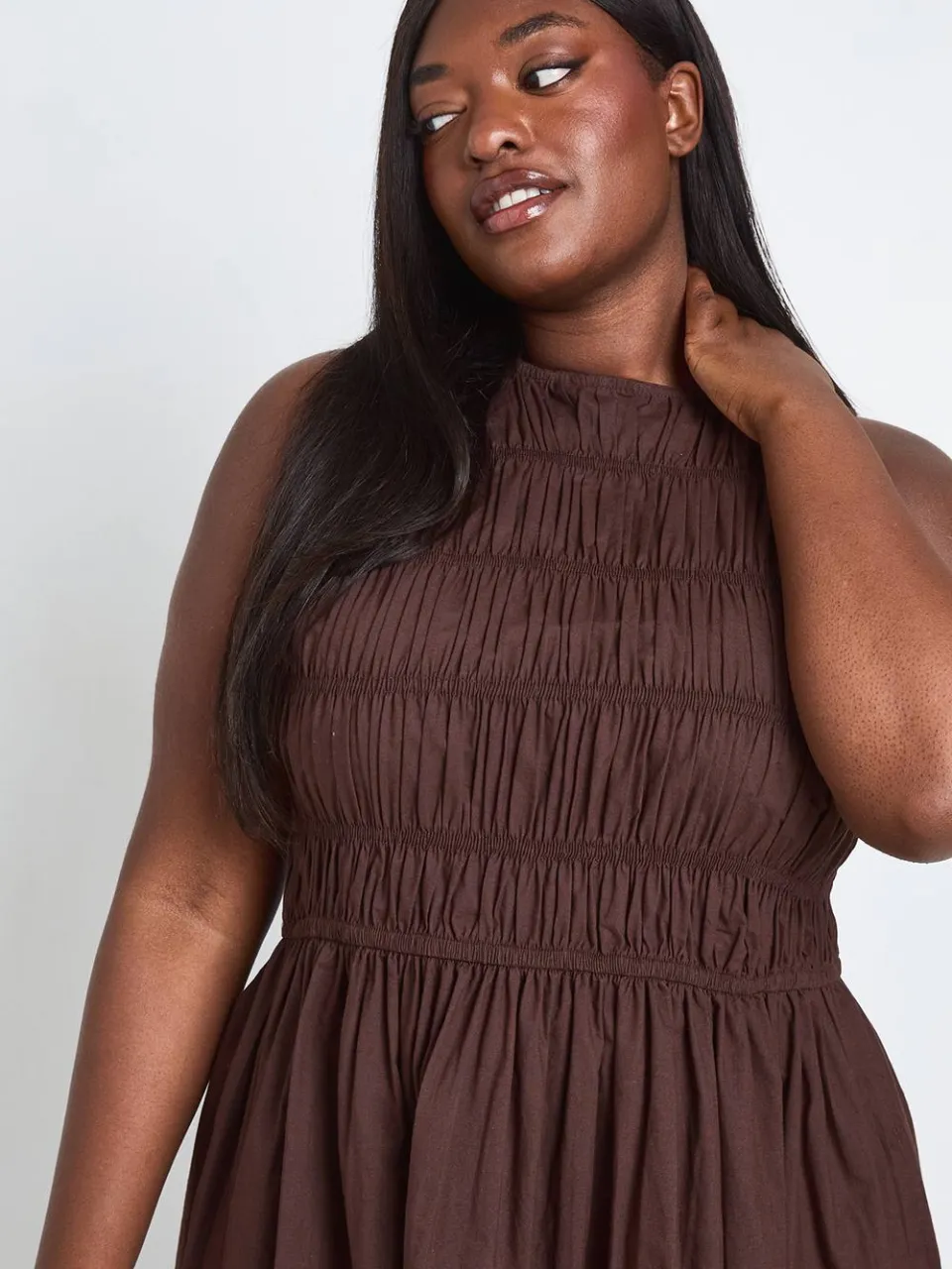 boohoo Dames Plus Katoenen Popeline Gesmockte Maxi Jurk chocoladebruin, foto 4