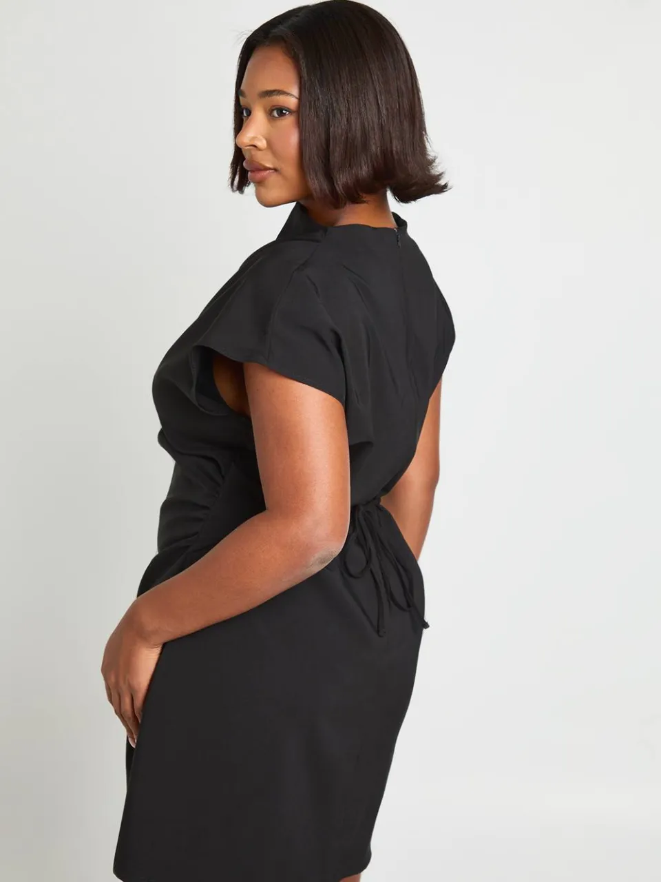 boohoo Dames Plus Asymmetrische Gegromde Capmouw Shift Jurk zwart, foto 2