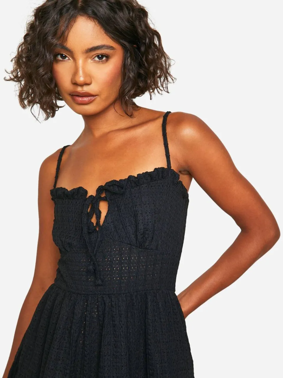 boohoo Dames Tall Textured Frill Smock Dress zwart, foto 4