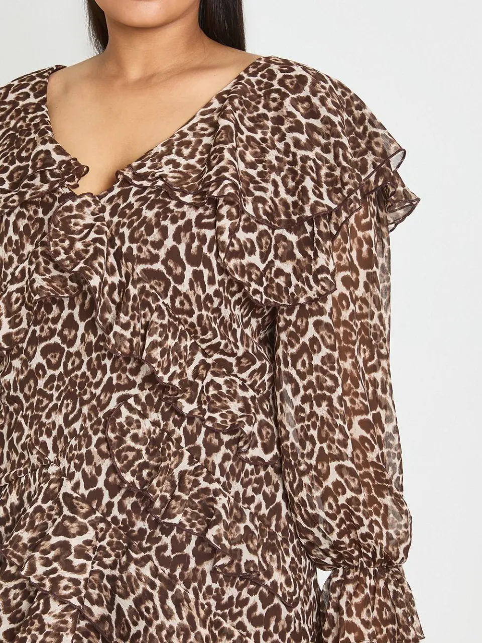 boohoo Dames Plus Chiffon Mini-jurk Met Bloemenprint En Ruches luipaardprint, foto 4