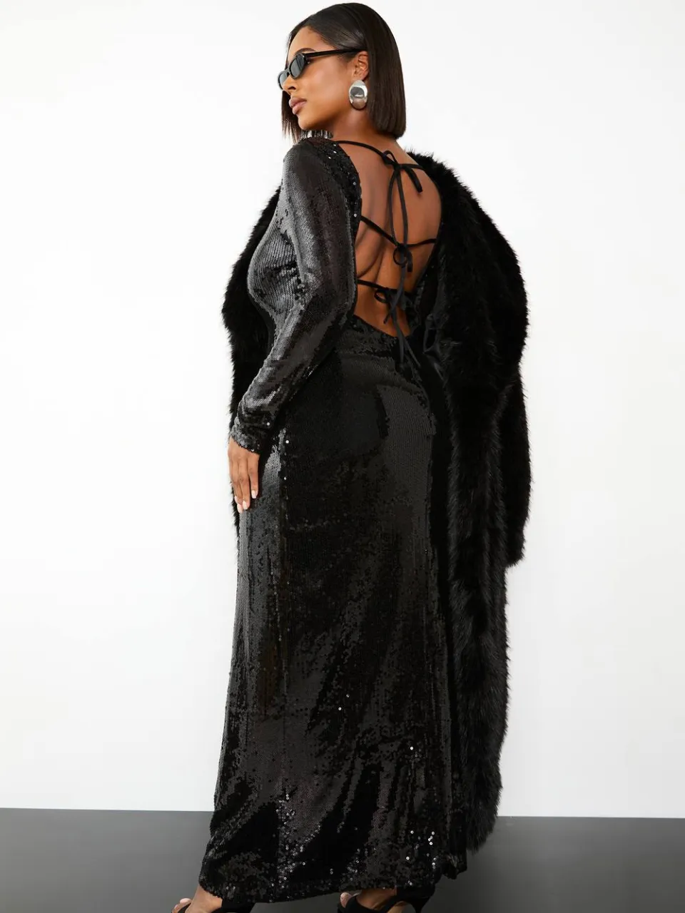 boohoo Dames Plus Pailletten Tie Back Maxi Kolomjurk zwart, foto 2