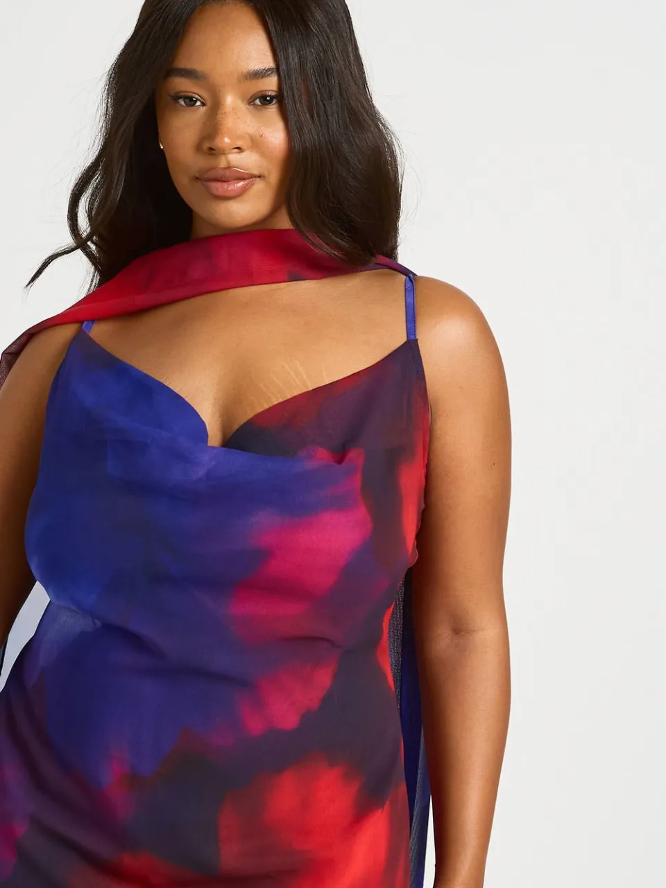 boohoo Dames Plus Bloemen Chiffon Cowl Hals Maxi Jurk druif, foto 4