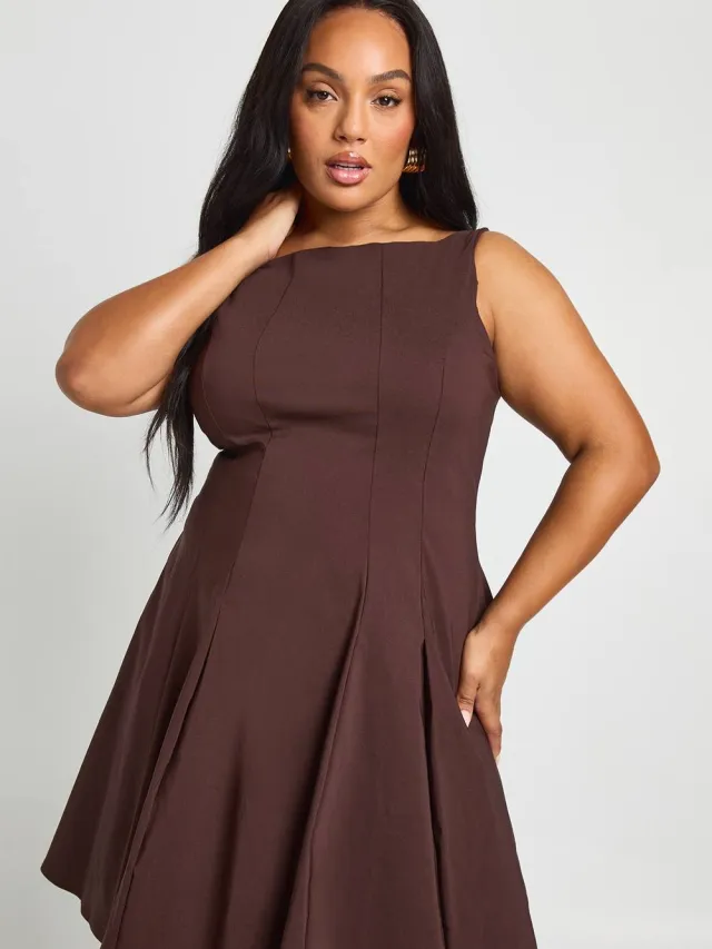 boohoo Dames Plus Bengaline Racerkraag Geplooide Skaterjurk Chocoladebruin