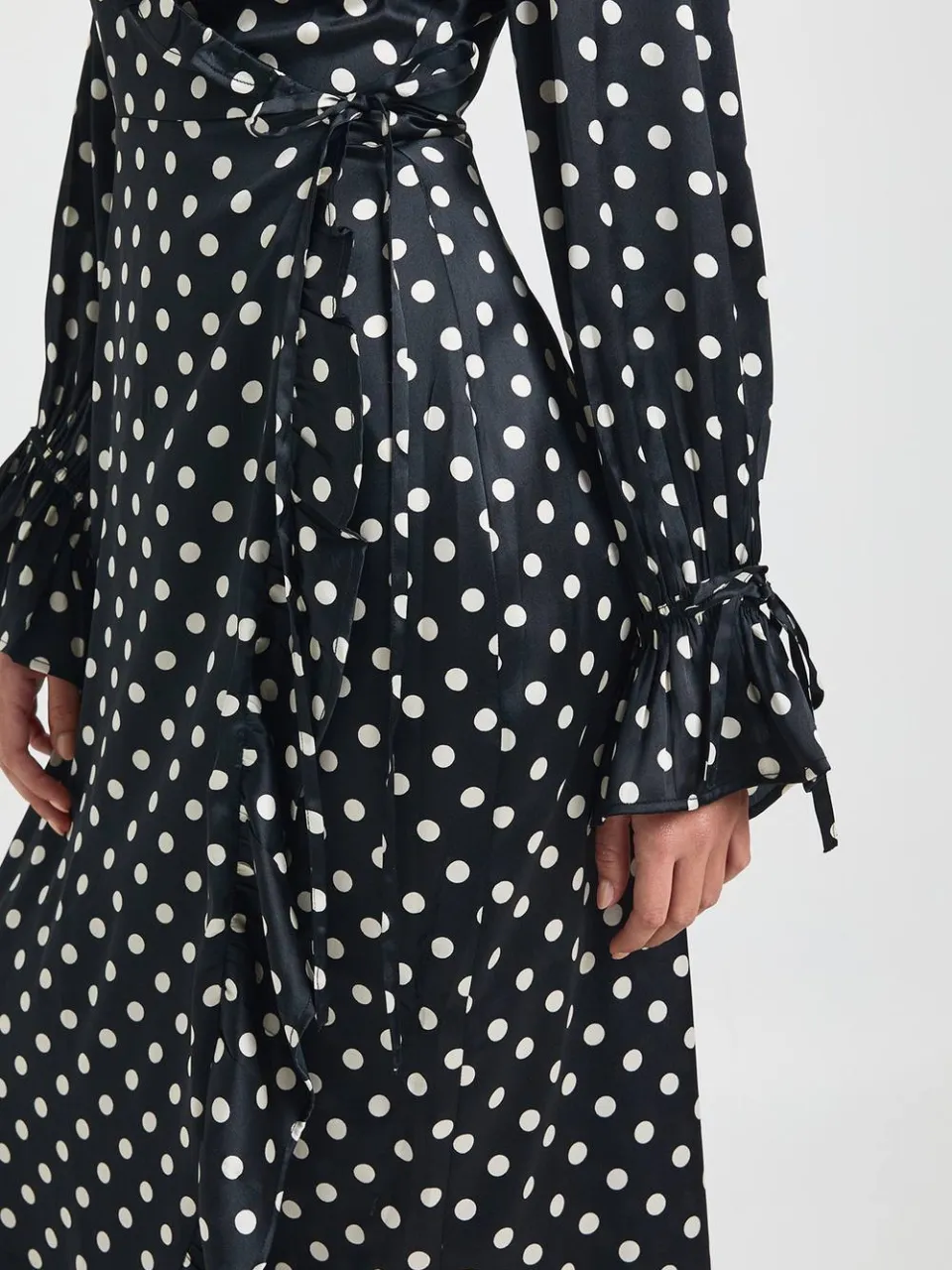 boohoo Dames Polkadot Print Ruffle Wikkel Midi Jurk zwart, foto 4