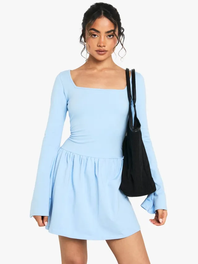 boohoo Dames Mini-jurk met vierkante hals, verlaagde pasvorm en puffball zoom Poederblauw