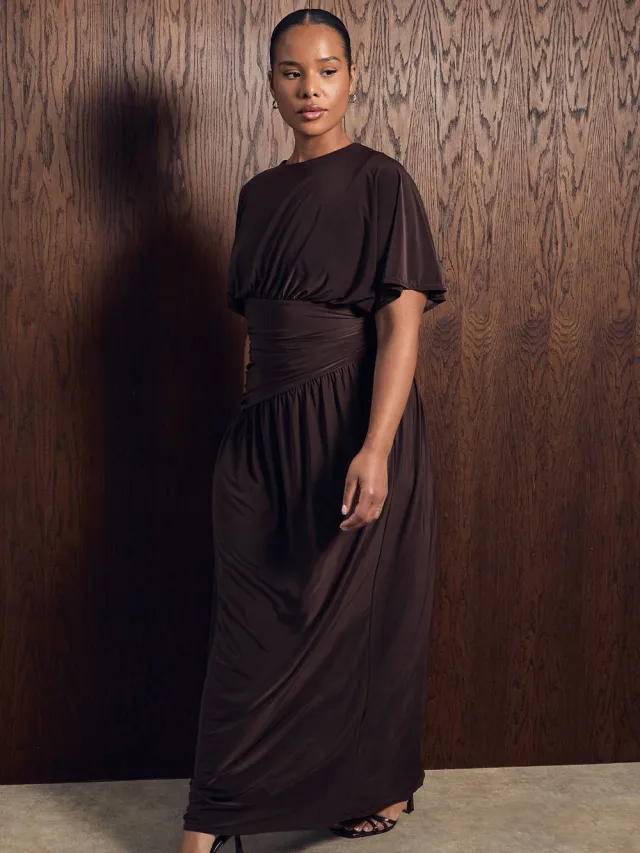 boohoo Dames Plus Maxi Jurk Met Engelenmouwen En Asymmetrische Gerimpelde Taille Chocoladebruin