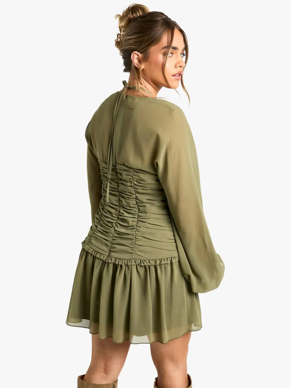 boohoo Dames Petite Chiffon Gerafelde Melkvrouw Skaterjurk olijf, foto 2