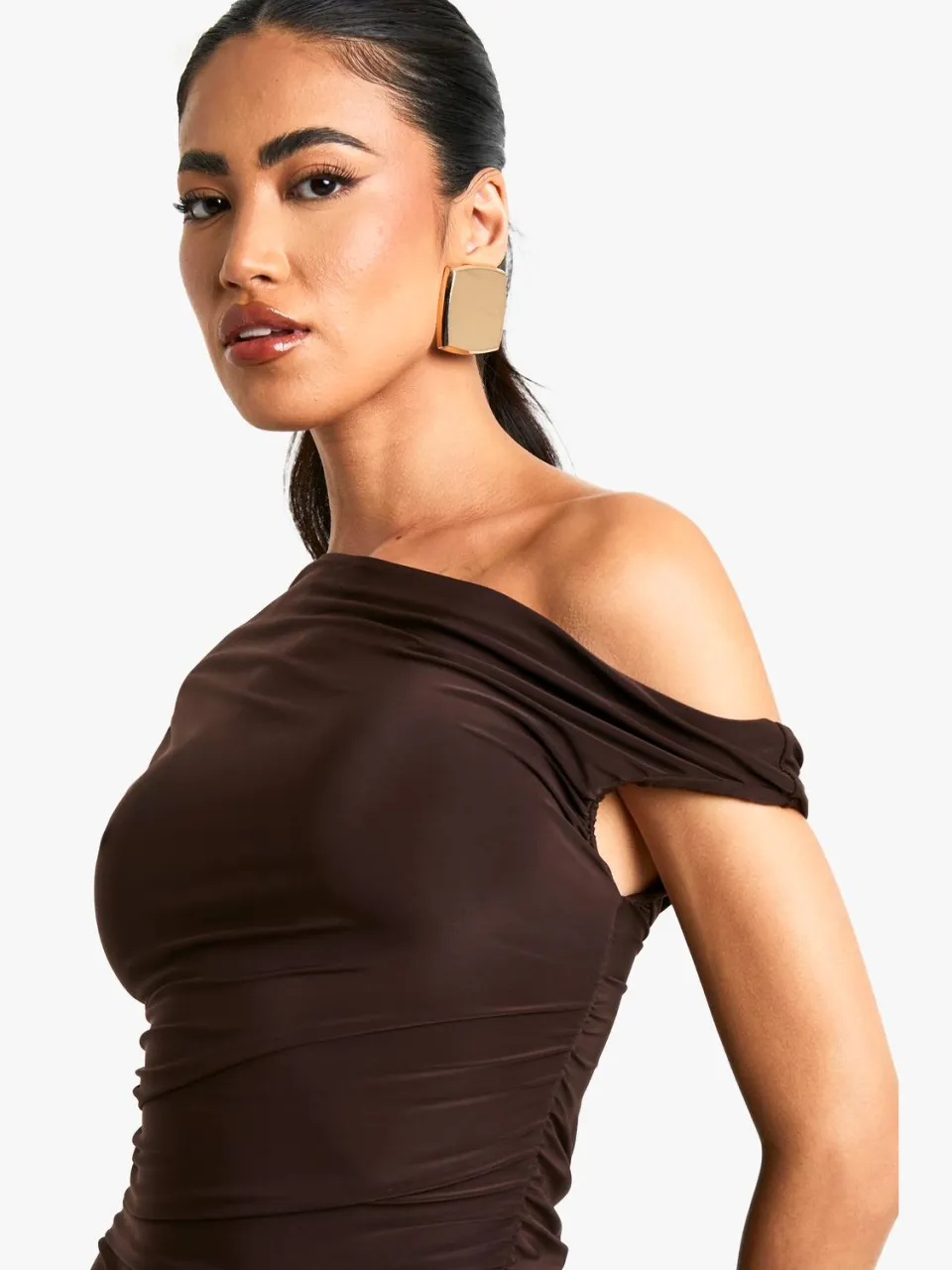 boohoo Dames Asymmetrische maxi-jurk met een schouder en ruches chocoladebruin, foto 2