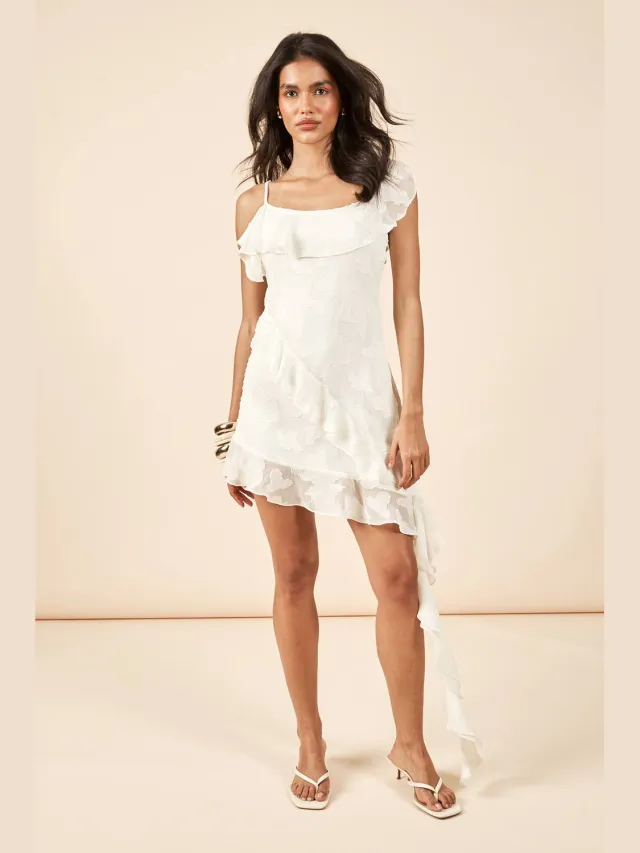 boohoo Dames Gebloemde Burnout Jurk Met Ruches Detail Crème
