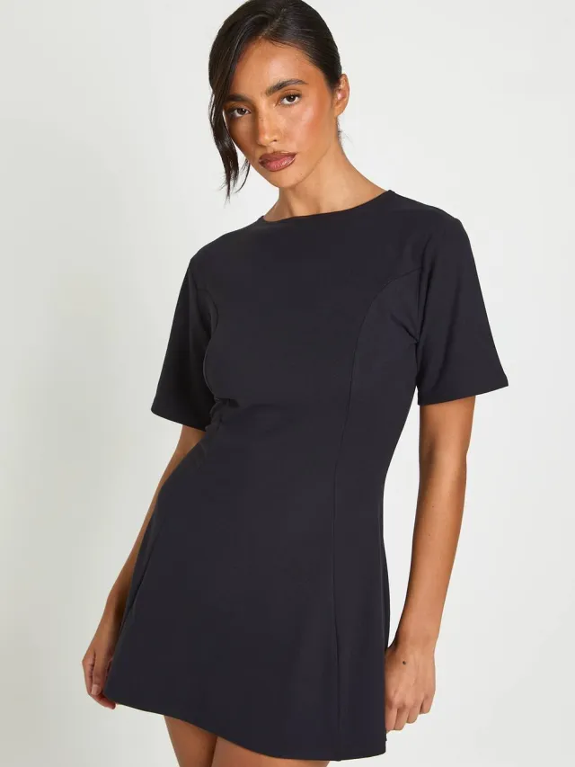 boohoo Dames Basic Superzacht Korte Mouw Skater Jurk Zwart