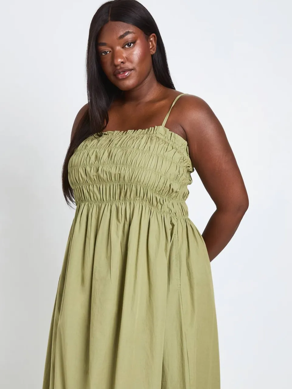 boohoo Dames Plus Katoenen Popeline Gesmockte Bandjes Maxi Jurk licht kaki, foto 2