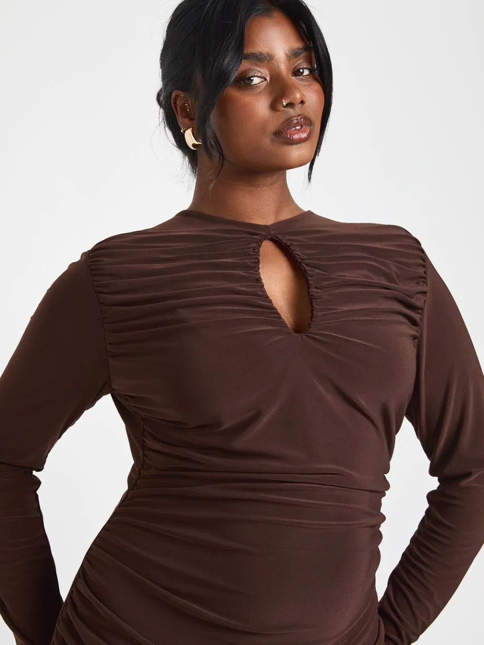 boohoo Dames Plus Double Slinky Gerimpelde Sleutelgat Bodycon Jurk chocoladebruin, foto 4