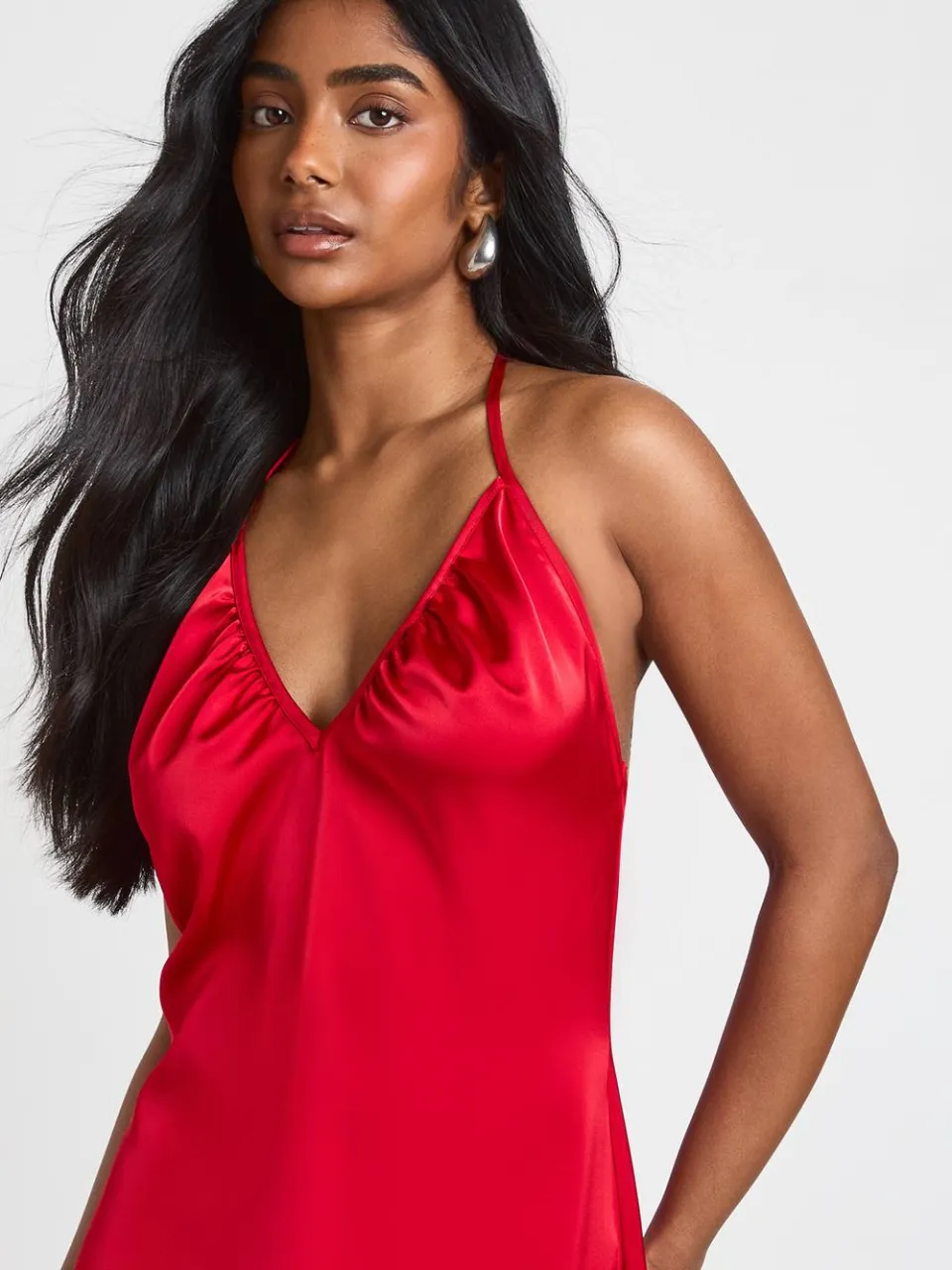 boohoo Dames Satijnen Midaxi Jurk met Gerimpelde Halslijn en Halternek rood, foto 4