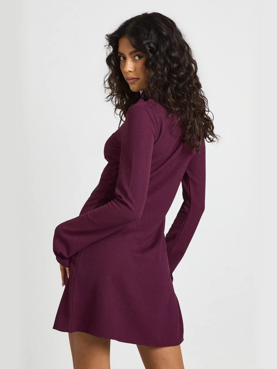 boohoo Dames Geribbelde Mini Jurk met Aangegroeid Halsgedeelte en Lange Mouwen wijn, foto 2