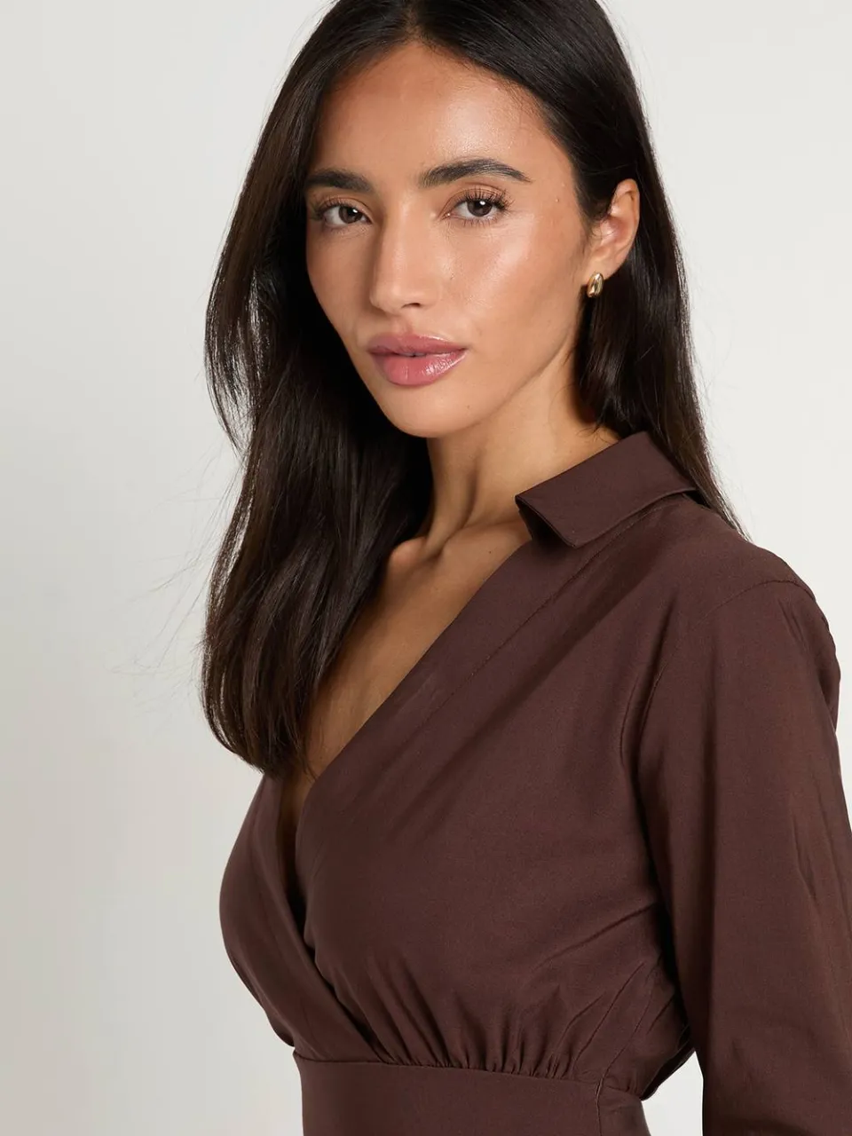 boohoo Dames Bengaline Wikkel Jurk Met Gerimpelde Taille chocoladebruin, foto 4