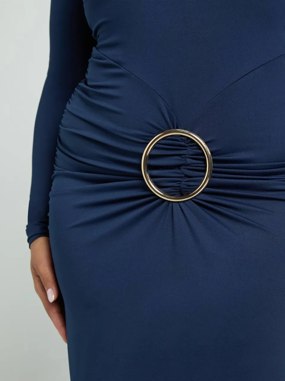 boohoo Dames Plus gerafelde maxi-jurk met lange mouwen en gouden afwerking, foto 4