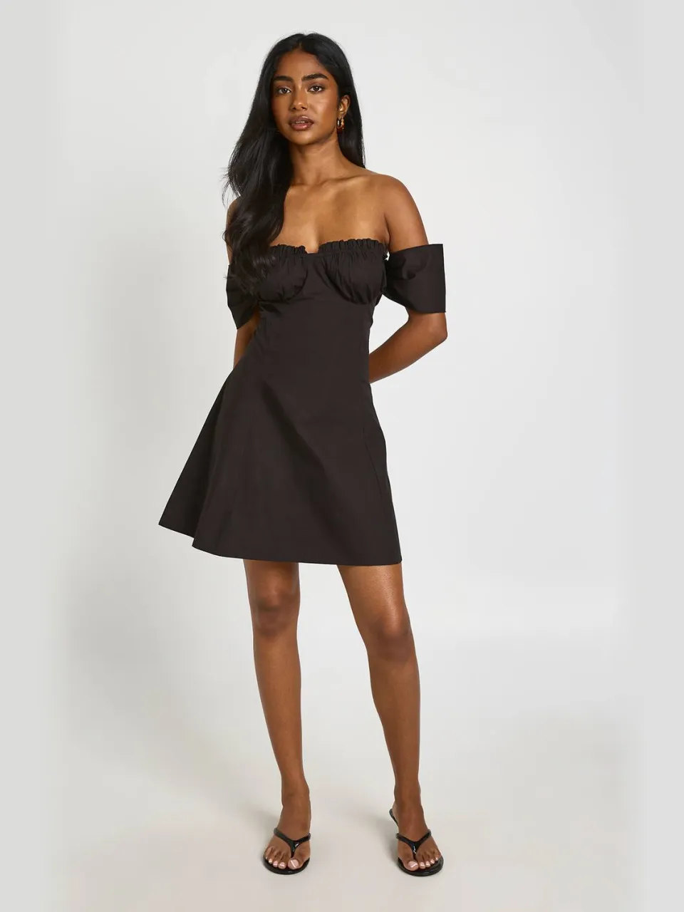 boohoo Dames Mini-jurk Met Gerimpelde Buste En Bardothals zwart, foto 3