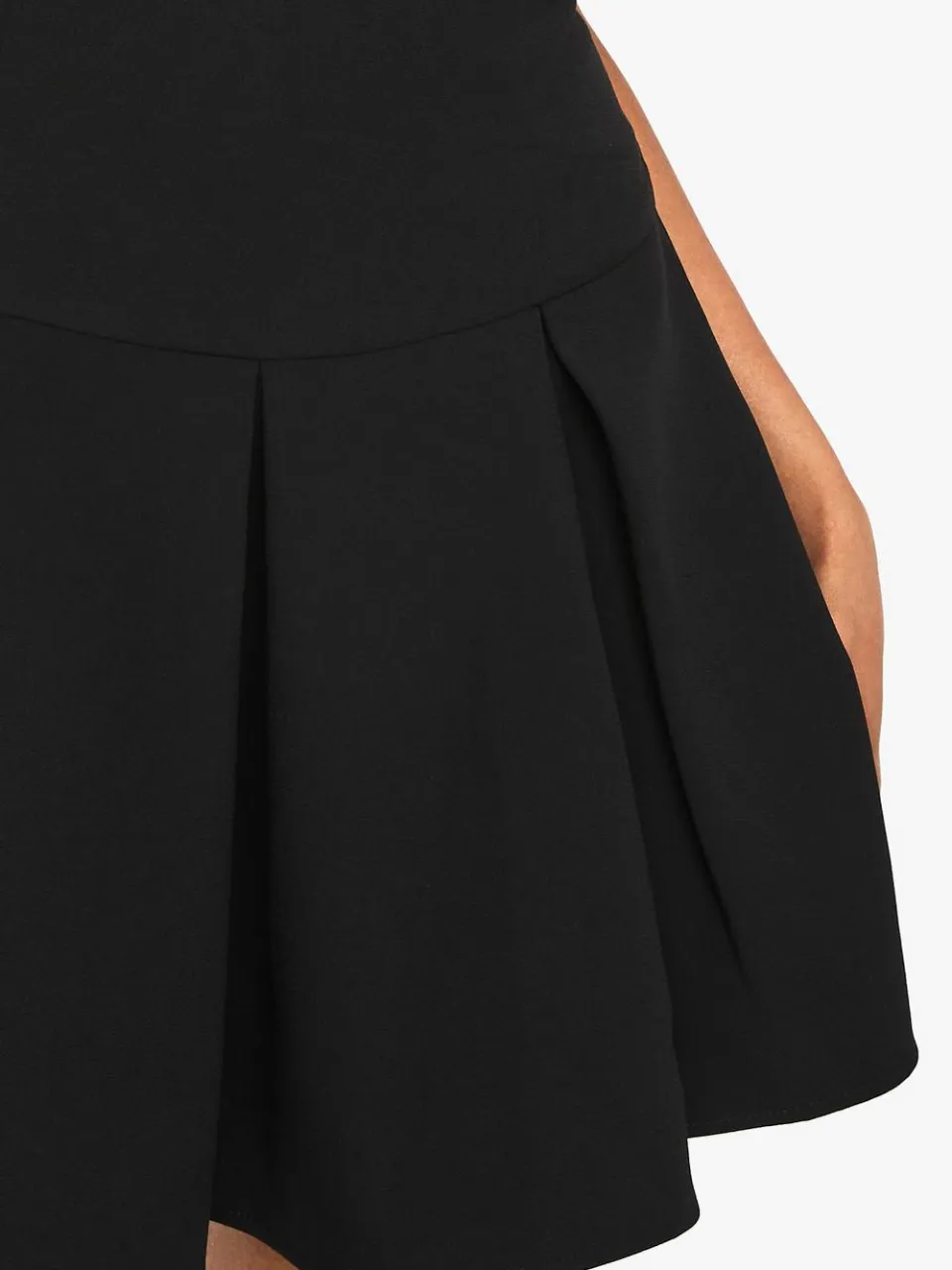 boohoo Dames Op maat gemaakte mini-jurk met hoge hals en plooien zwart, foto 3