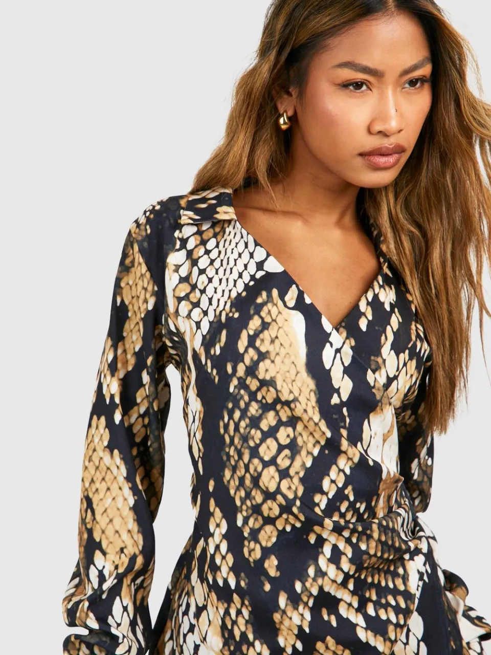 boohoo Dames Satijn wikkelshirtjurk met slangenprint zwart, foto 4