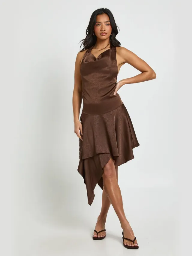 boohoo Dames Petite Getextureerde Satijnen Cowl Hals Mini Jurk Chocoladebruin