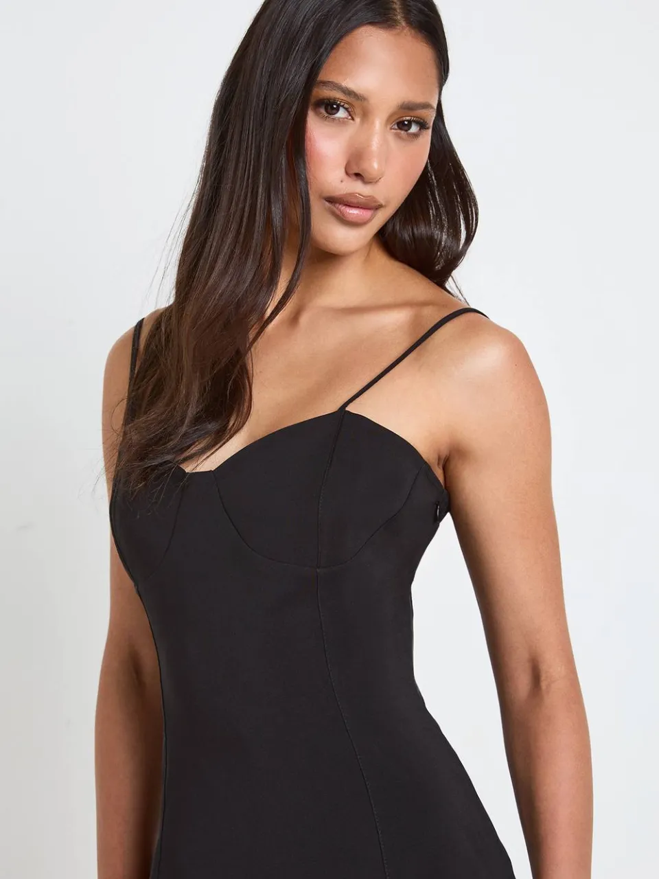 boohoo Dames Stretch Crêpe Mini-jurk Met Bustecups En Ruches Zoom zwart, foto 4