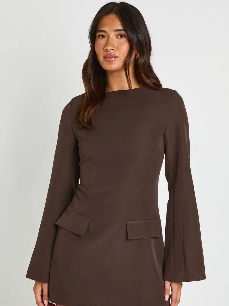 boohoo Dames Mini-jurk Met Lange Mouwen, Slash-hals En Getailleerde Pasvorm espresso, foto 3