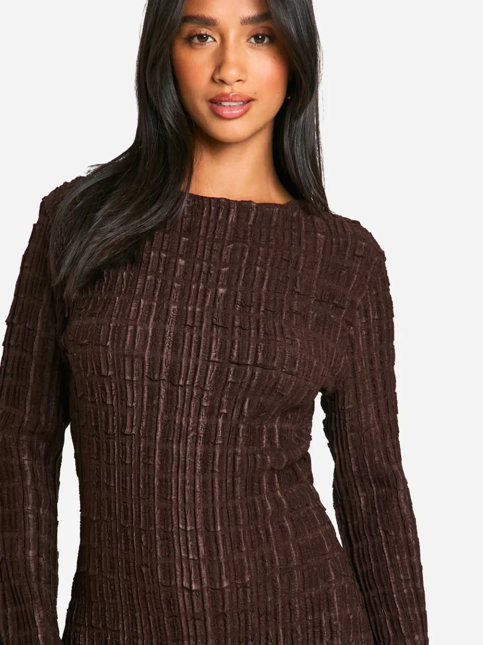 boohoo Dames Petite Crinkle Textuur Flare Mouw Column Maxi Jurk chocoladebruin, foto 2