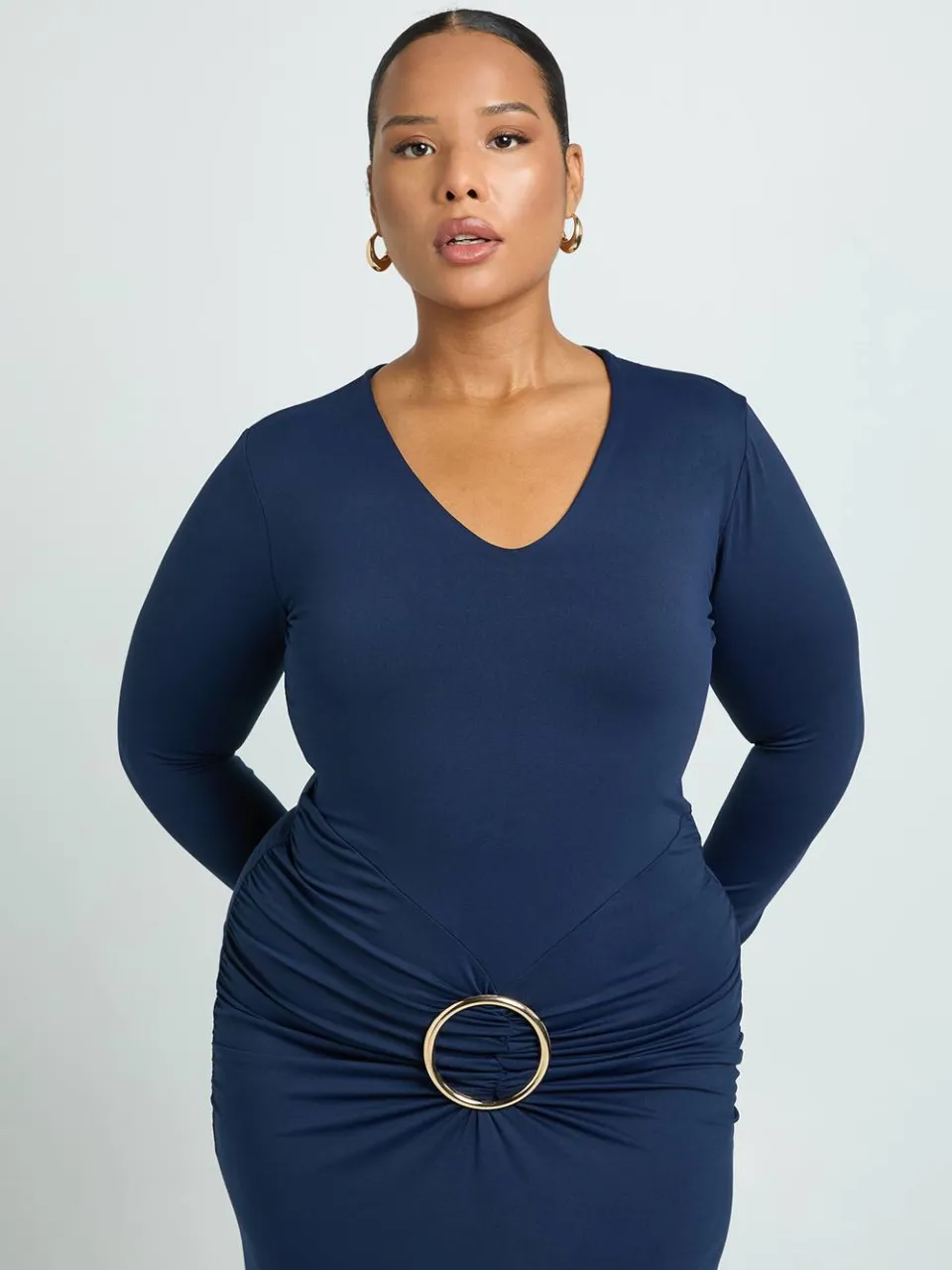 boohoo Dames Plus gerafelde maxi-jurk met lange mouwen en gouden afwerking, foto 3