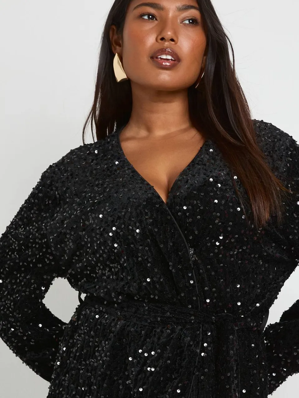 boohoo Dames Plus fluwelen pailletten wikkel minijurk zwart, foto 4