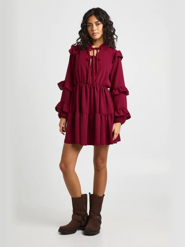 boohoo Dames Geplooide Ruches Detail Strikband Voorkant Smock Jurk Merlot