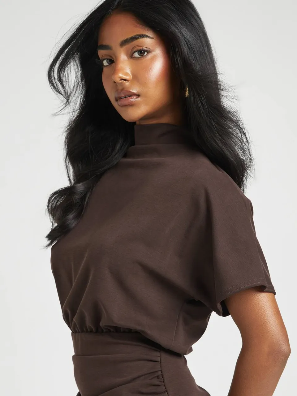 boohoo Dames Superzachte Mini-jurk Met Hoge Hals En Geplooid Rokje chocoladebruin, foto 3