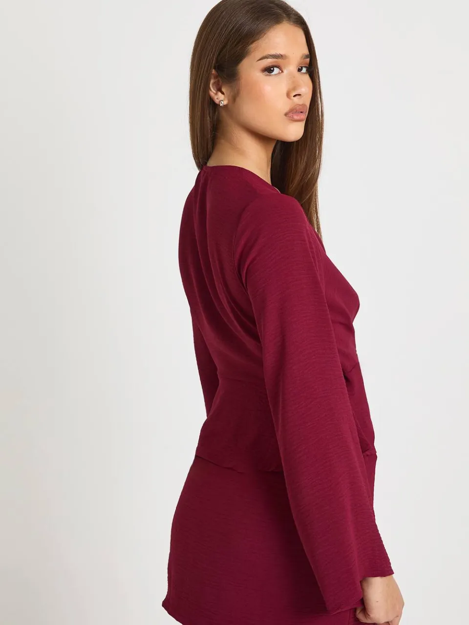 boohoo Dames Gehamerde minijurk met wikkelvoorkant merlot, foto 2