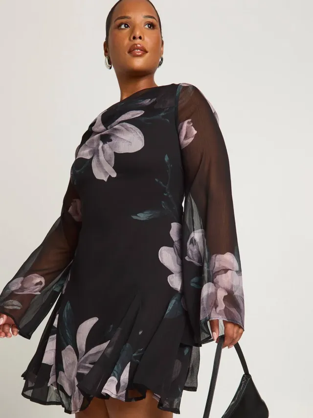 boohoo Dames Plus Florale Lange Mouw Chiffon Mini Skater Jurk Zwart