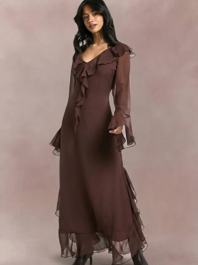 boohoo Dames Petite Chiffon Maxi-Jurk met Ruches, Uitlopende Mouwen en Ceintuur Chocoladebruin